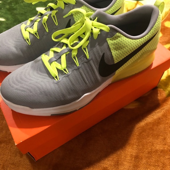 Nike - Picture 3 of 3